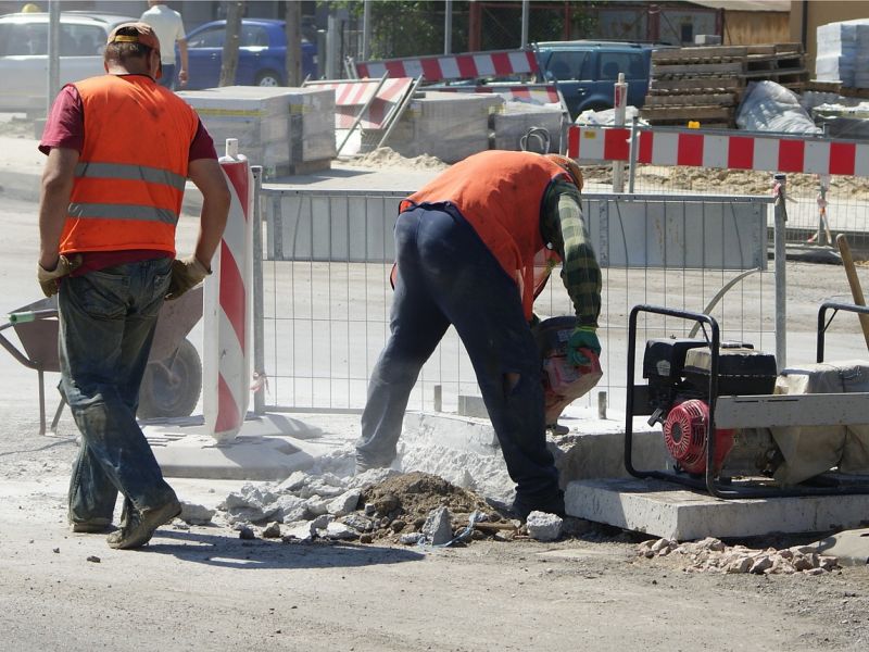 Na zdjęciu robotnicy pracują przy rozbudowie drogi