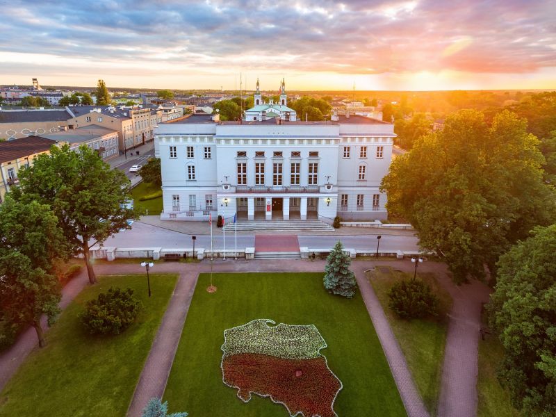 Na zdjęciu budynek Urzędu Miasta widziany z lotu ptaka